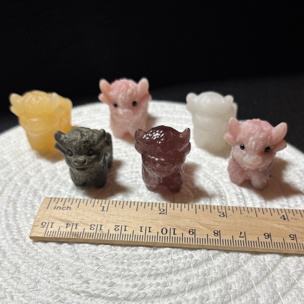 Sweet crystal carved mini Highland cows (1 piece)